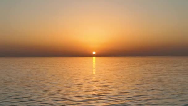 Ομιχλώδης Μυστικό Ηλιοβασίλεμα Πάνω Από Θάλασσα — Αρχείο Βίντεο