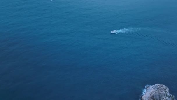 美しい場所 青い海で曇りの天気の残りの部分 — ストック動画