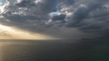 Güneş ufuk çizgisinde batıyor. 4 K Türkiye Alanya