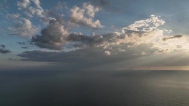 Güneş ufuk çizgisinde batıyor. 4 K Türkiye Alanya