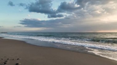 Yüksek kontrastta altın renkli günbatımı bulutu. Gerçek gökyüzü. Rüya ve hava tahmini kavramı