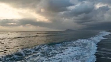 Yüksek kontrastta altın renkli günbatımı bulutu. Gerçek gökyüzü. Rüya ve hava tahmini kavramı