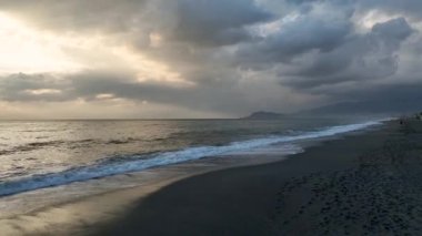 Yüksek kontrastta altın renkli günbatımı bulutu. Gerçek gökyüzü. Rüya ve hava tahmini kavramı