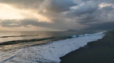 Yüksek kontrastta altın renkli günbatımı bulutu. Gerçek gökyüzü. Rüya ve hava tahmini kavramı