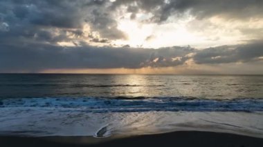 Güzel bulutlu yaz akşamı manzarası