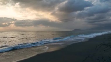 Güzel bulutlu yaz akşamı manzarası