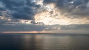 Güzel bulutlu yaz akşamı manzarası