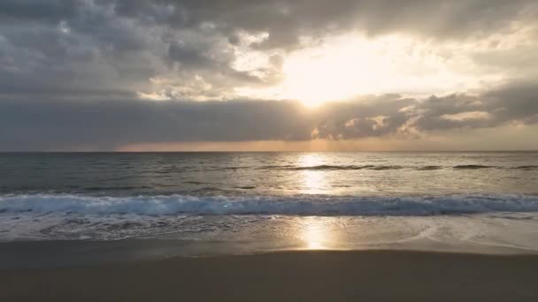 Złoty Zachód Słońca Zachmurzenie Wysokim Kontraście Prawdziwe Niebo Koncepcja Snów — Wideo stockowe
