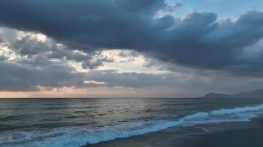 Güzel bulutlu yaz akşamı manzarası