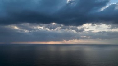 Güzel bulutlu yaz akşamı manzarası