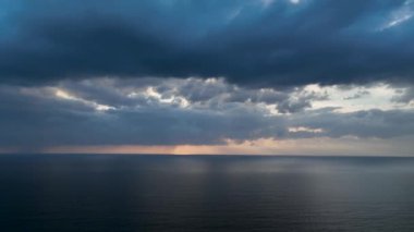 Güzel bulutlu yaz akşamı manzarası