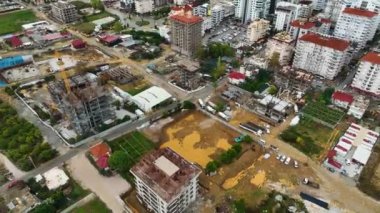 İnşaatın son aşamasındaki bir konut binasında inşaat alanı, peyzaj tasarımı hazırlığı