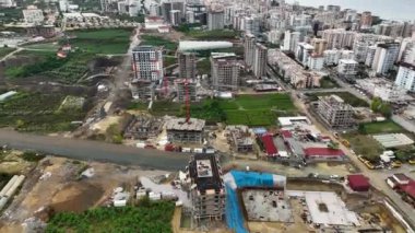 İnşaatın son aşamasındaki bir konut binasında inşaat alanı, peyzaj tasarımı hazırlığı