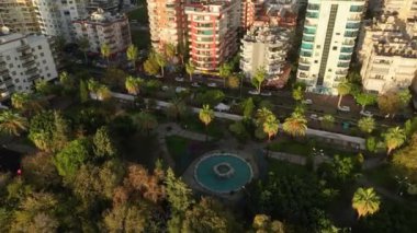 Ufuk çizgisindeki evler bulutlu hava