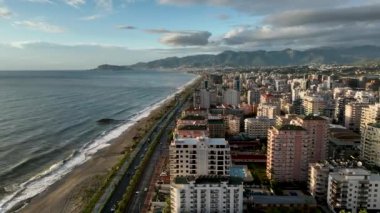 Ufuk çizgisindeki evler bulutlu hava