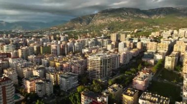 Ufuk çizgisindeki evler bulutlu hava