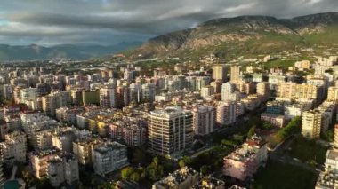 Ufuk çizgisindeki evler bulutlu hava