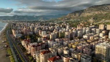 Ufuk çizgisindeki evler bulutlu hava