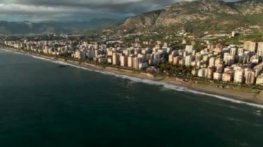 Ufuk çizgisindeki evler bulutlu hava