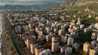 Ufuk çizgisindeki evler bulutlu hava