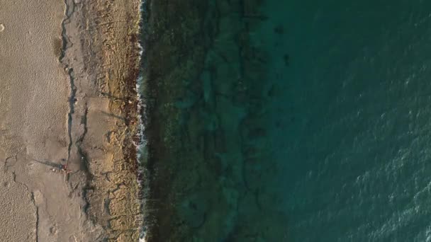美丽海滩上的海浪空中俯瞰着4K无人驾驶飞机 — 图库视频影像
