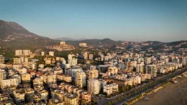 Ufuk çizgisindeki evler bulutlu hava