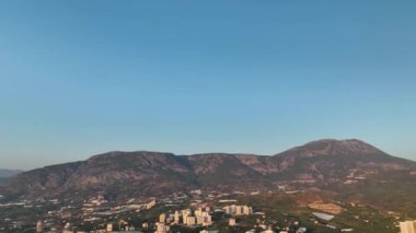 Ufuk çizgisindeki evler bulutlu hava