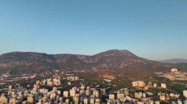 Ufuk çizgisindeki evler bulutlu hava