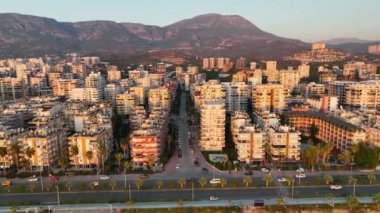 Ufuk çizgisindeki evler bulutlu hava