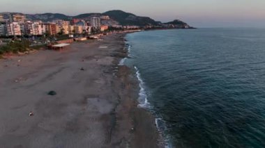 Gün batımında mavi dalgalar sıçrıyor
