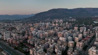 Ufuk çizgisindeki evler bulutlu hava