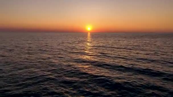 Водный Вид Воздуха Спокойный Водный Пейзаж Солнечный Вечер — стоковое видео