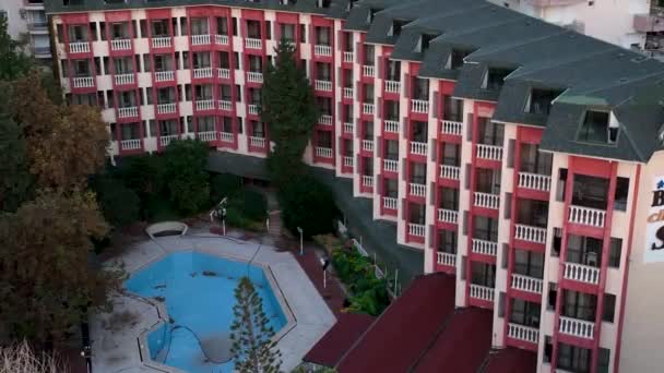 酒店航景下空旷的游泳池4K — 图库视频影像