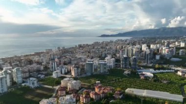 Ufuk çizgisindeki evler bulutlu hava
