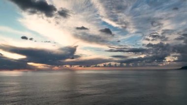 Yüksek kontrastta altın renkli günbatımı bulutu. Gerçek gökyüzü. Rüya ve hava tahmini kavramı