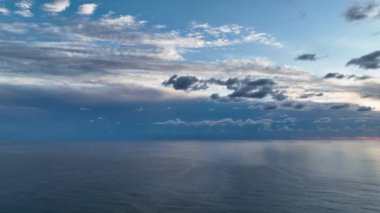 Yüksek kontrastta altın renkli günbatımı bulutu. Gerçek gökyüzü. Rüya ve hava tahmini kavramı