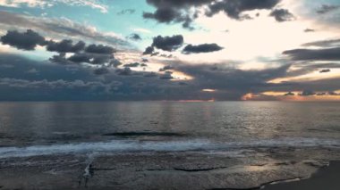 Yüksek kontrastta altın renkli günbatımı bulutu. Gerçek gökyüzü. Rüya ve hava tahmini kavramı