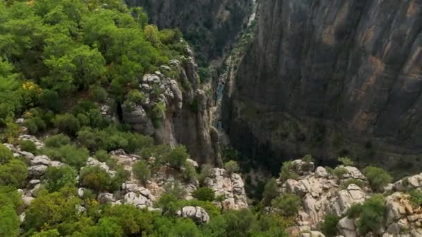 Tourist Woman Hiker Cliff Backdrop Gorge Amazing Tazi Canyon Turkey — Vídeo de stock