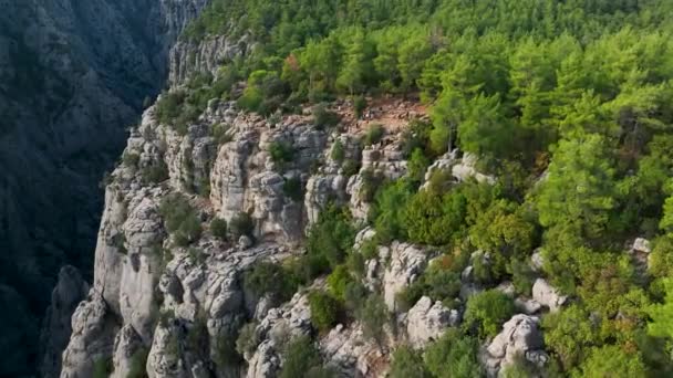 Tourist Woman Hiker Cliff Backdrop Gorge Amazing Tazi Canyon Turkey — Αρχείο Βίντεο