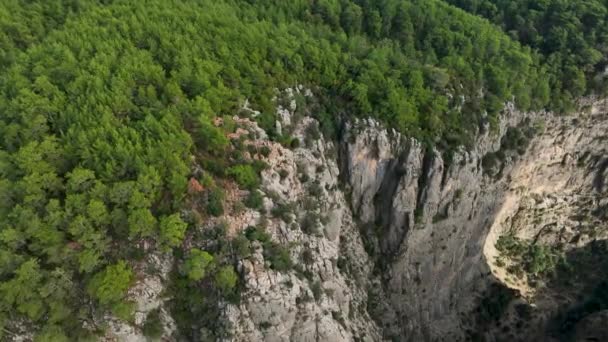 渓谷を背景に崖の上に観光客の女性ハイカー トルコの素晴らしいタージ キャニオン グレイハウンドキャニオンの空中ビュー — ストック動画