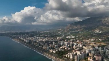 Ufuk çizgisindeki evler bulutlu hava