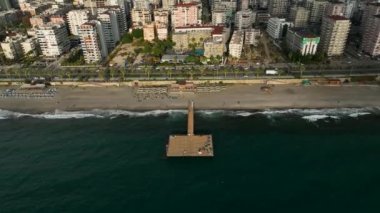 Ufuk çizgisindeki evler bulutlu hava