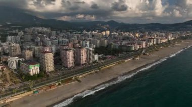 Ufuk çizgisindeki evler bulutlu hava