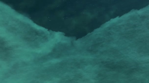 空中ビュー紺碧の海のパターンを描く — ストック動画