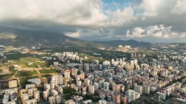 Ufuk çizgisindeki evler bulutlu hava