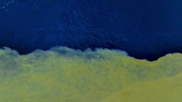 Naturalna Rama Widok Powietrza Rzeka Łączy Się Morzem Flagę Pokój — Wideo stockowe