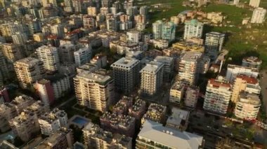 İnşaatın son aşamasındaki bir konut binasında inşaat alanı, peyzaj tasarımı hazırlığı