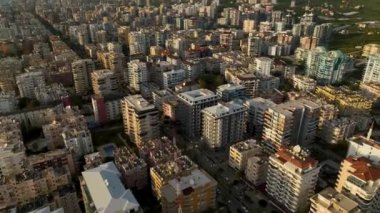 İnşaatın son aşamasındaki bir konut binasında inşaat alanı, peyzaj tasarımı hazırlığı