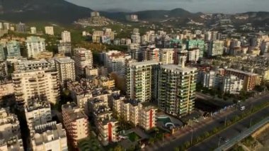 İnşaatın son aşamasındaki bir konut binasında inşaat alanı, peyzaj tasarımı hazırlığı
