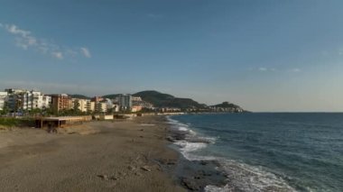 İnşaatın son aşamasındaki bir konut binasında inşaat alanı, peyzaj tasarımı hazırlığı